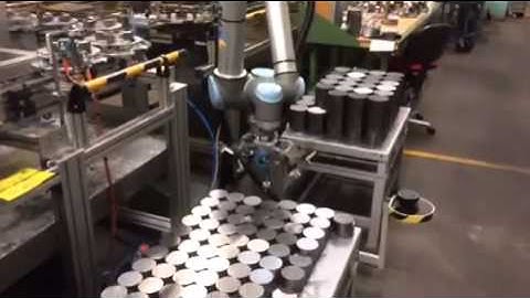 Palletizing: One UR10 tending two machines at Rea Automatdrejning in Denmark