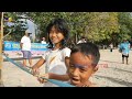 Lepas Penyu di Pantai Senggigi Lombok Anak-Anak Ini Senang, Bule Ikut Senang, Emak-Emak Juga Senang.