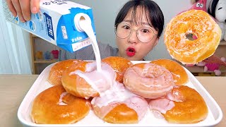 Glazed Donuts Milk Soup 🥛 Krispy Kreme Doughnuts with Milk Pour Eating Show. Dessert Mukbang
