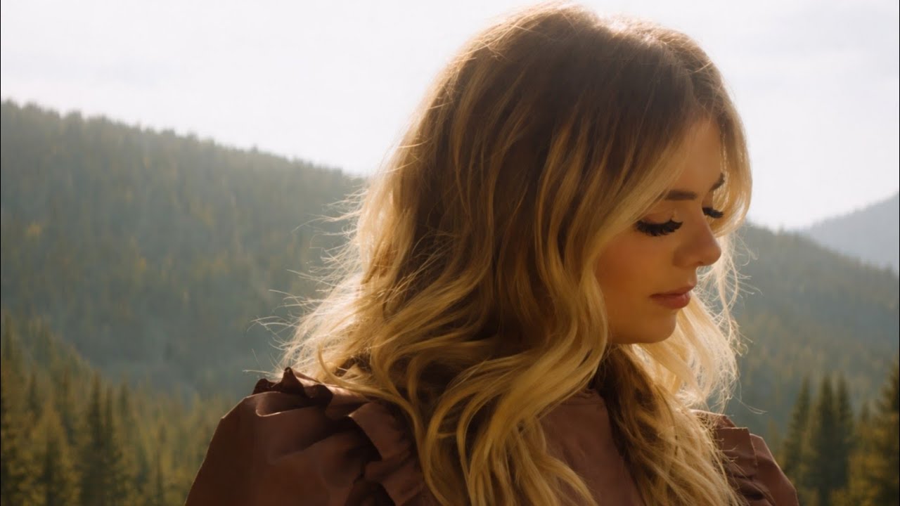 Anne Wilson – You’re Holding Me Now | Powerful Worship Song 