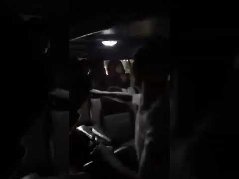 شاب يشاهد مواد إباحية داخل الميكروباص