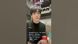 Dudu's live, but only Xie appeared, because Dudu didn't want to appear without makeup😂😂🥰🥰