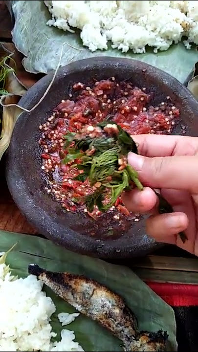Ngaliwet,sambel terasi, ikan asin, lalapan.makan di pinggir sawah