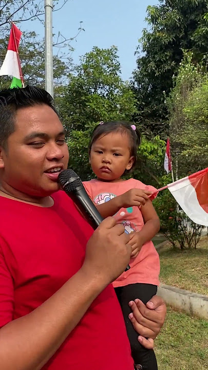 BAPACK NYANYI INDONESIA RAYA SAMBIL GENDONG PUTRINYA ❤️🥰🫡🙏🏻💪💪💪 MERDEKA #lomba17an #indonesia