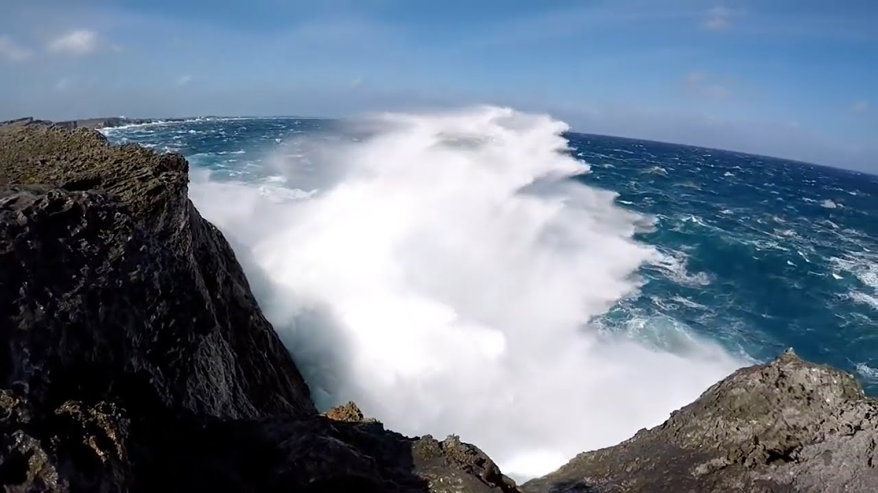 Sailing The Glass Window! Where the ocean rage has almost split the 110 m island of Eleuthera in two