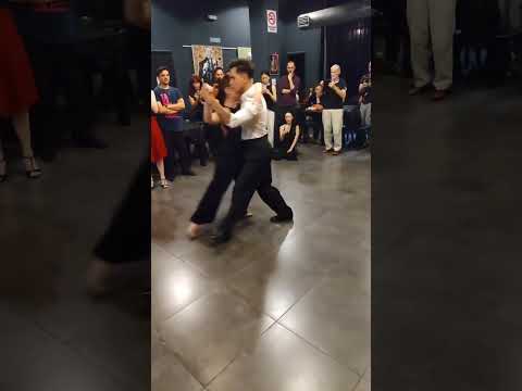 Suyay Quiroga y Jonny Carvajal improvisando 🧡 Follow @tangoexpo #tango #tangoargentino #танго