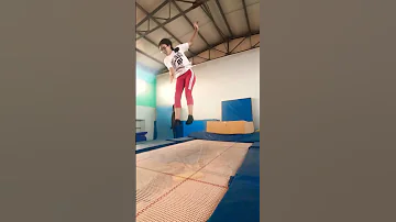 فاطمة على الترامبولين Shorts 