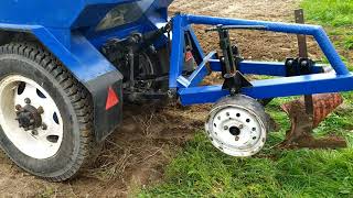 видео: Испытание самодельного двухкорпусного плуга. картинка: Испытание самодельного двухкорпусного плуга.