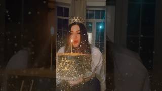 Торт с короной и летящими блестками #тортскороной #торт #тортсблестками