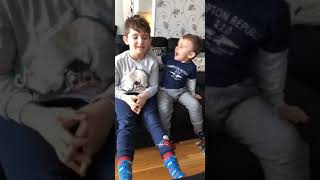 Little Brother Pulls My Earlillbror Drar I Mitt Öra.