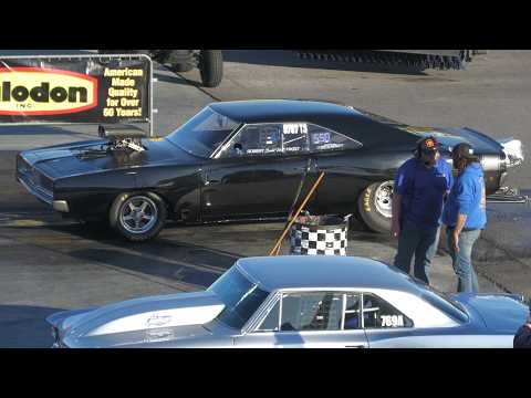 'Classic' Muscle Cars drag racing