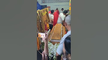 Kèn tây Mặc vest chuẩn bị lịm một người mới vừa qua đời