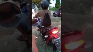 vespa listrik lewati banjir