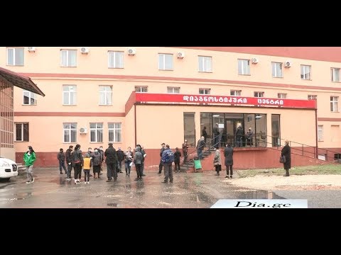 რიგები გორის სამედიცინო დაწესებულებებთან - პაციენტები ერთმანეთს დისტანციის დაცვას სთხოვენ 6.04.2020