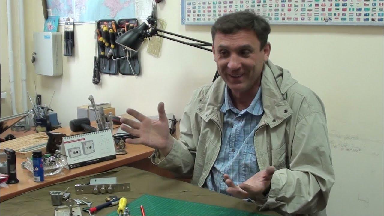 Женщина архитектор. Обмер здания. Каталог входных дверей. Металлической двери отделка внутри. Инженер двери.