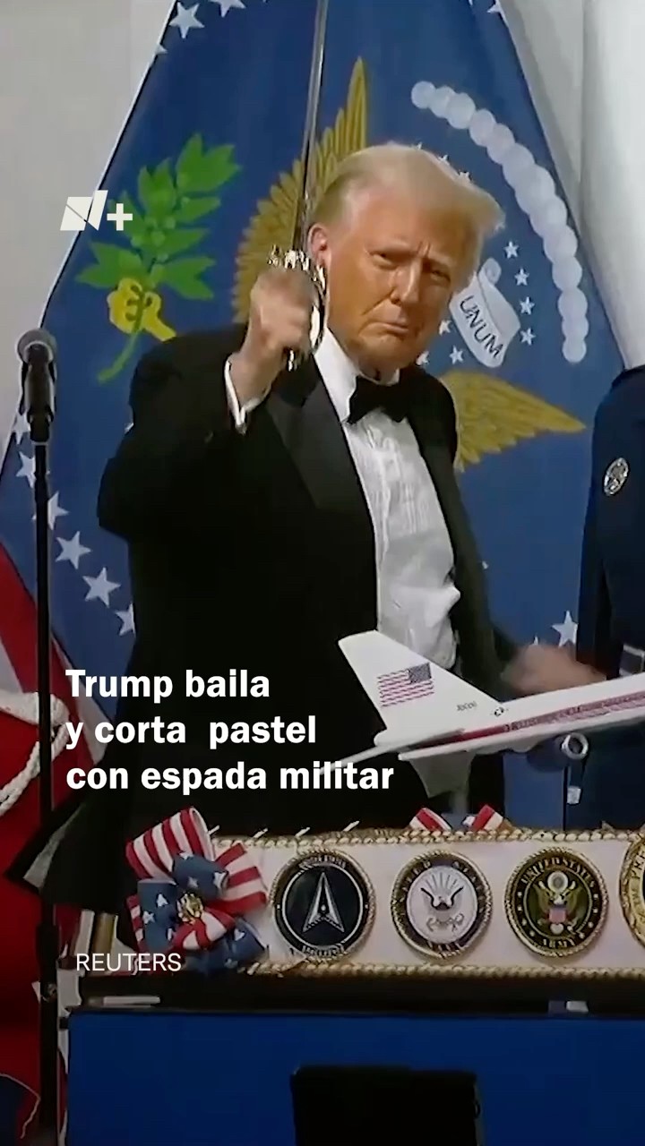 Trump corta pastel presidencial con espada militar y luego baila YMCA #shorts