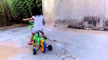 Bún mới tập xe đạp