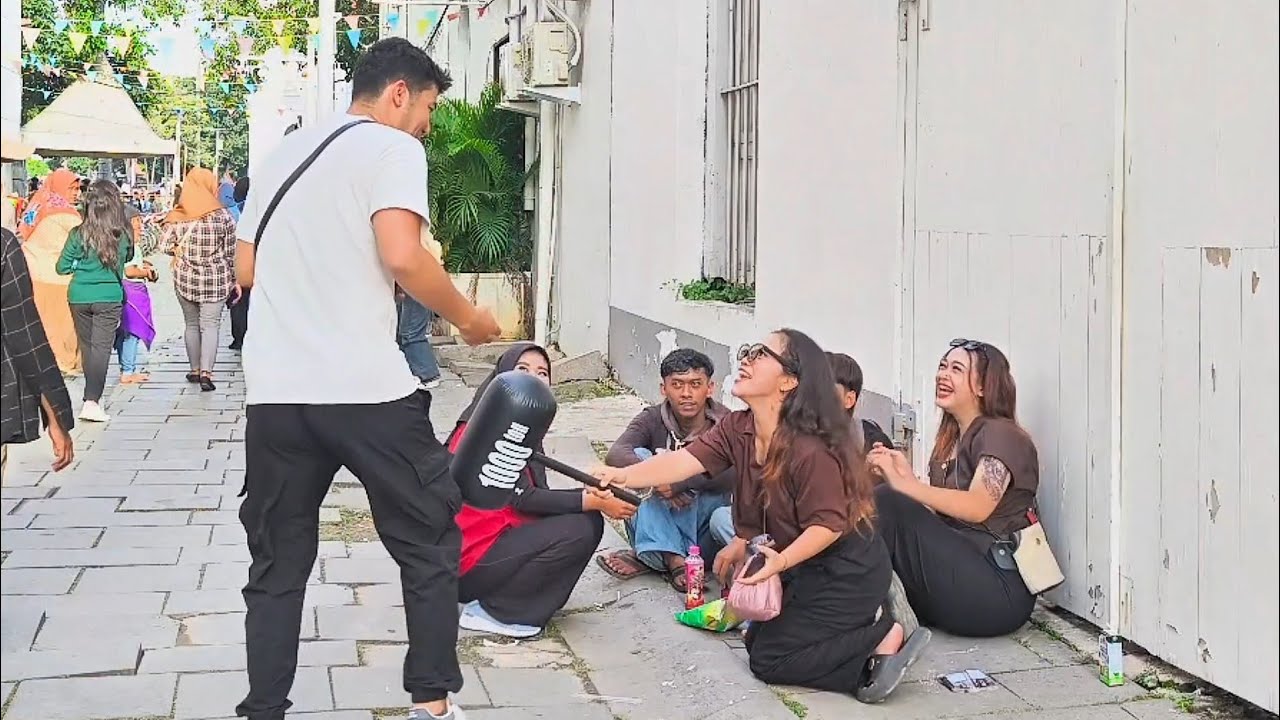 They surprised with hammer prank and their reaction are unbelievable 😂