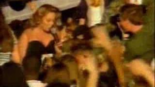 Mariah sings snippet of Sweetheart at Troops signing