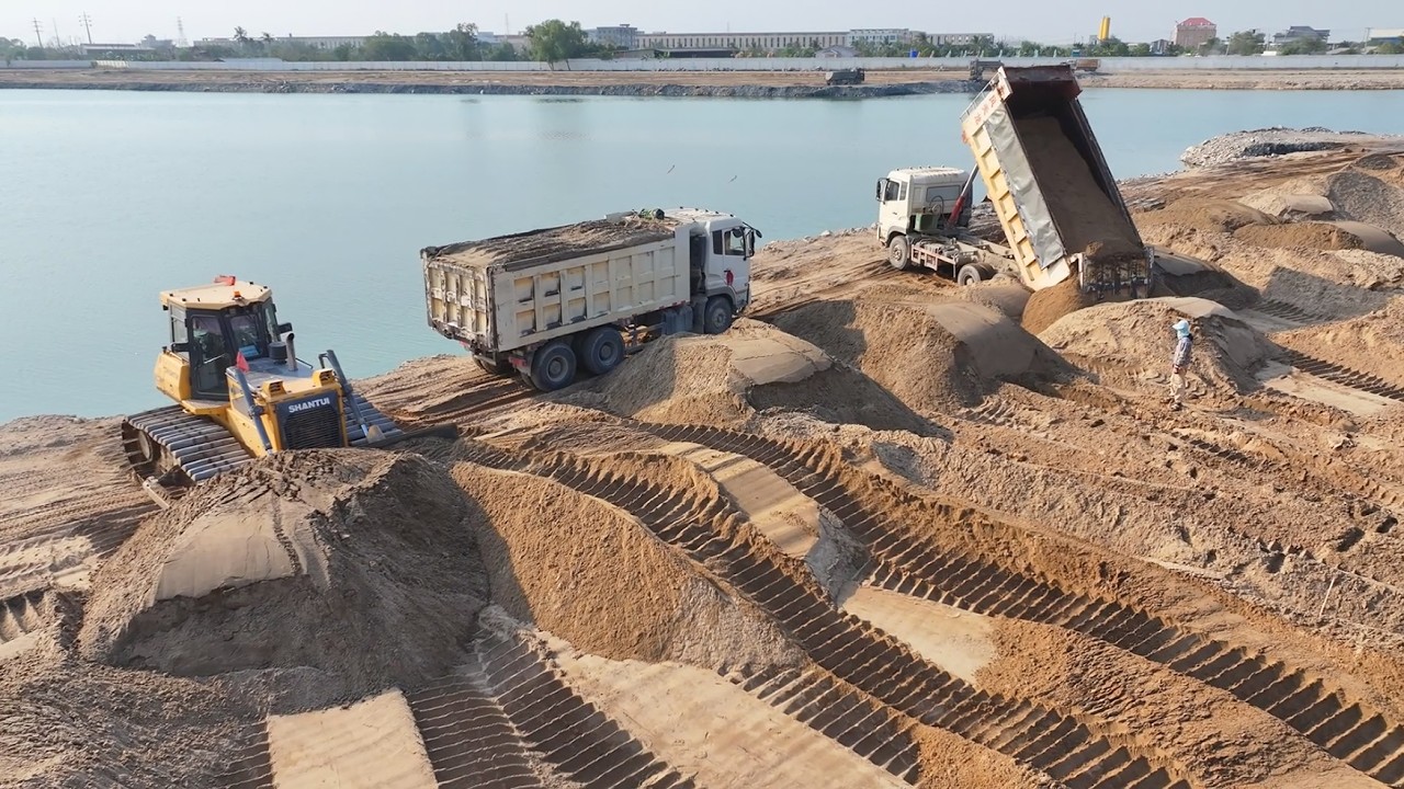 Amazing!! SHACMAN Truck Delivery Sand Filling Lake With Dozer+WheelLoader Push Sand