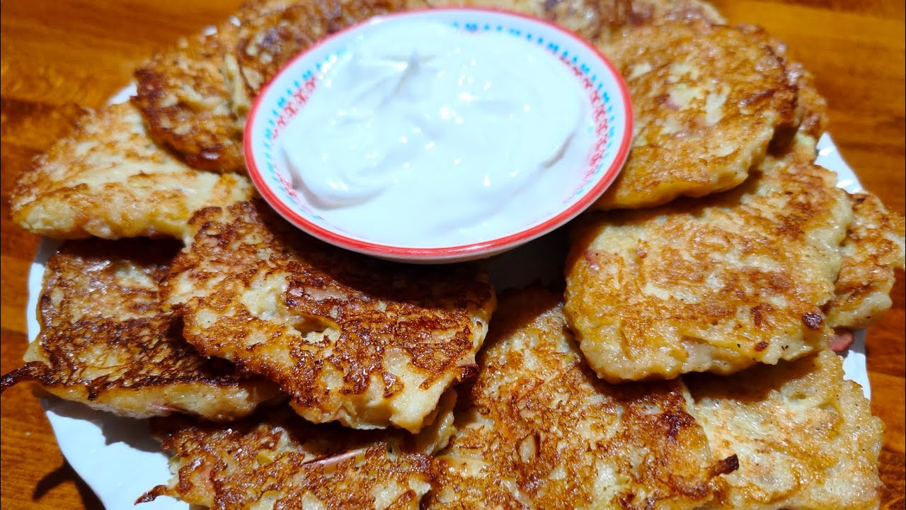 מגרדים תפוחים ומוסיפים ביצה