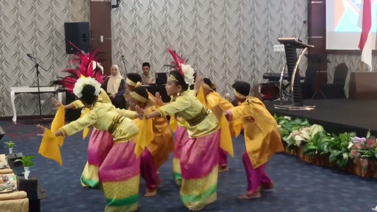 Tarian  Lalayon  oleh  anak-anak  SMP  Kota  Ternate  dalam  kegiatan  Moloku  Toma  Sosira