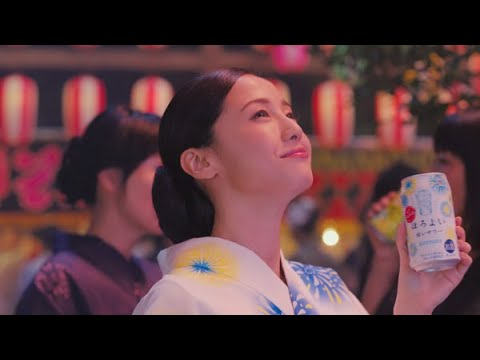 女優の沢尻エリカと俳優の佐藤健が共演する、サントリーチューハイ「ほろよい」の新テレビCM「夏はほろ友と」篇が、7月8日から全国でオンエアされる。