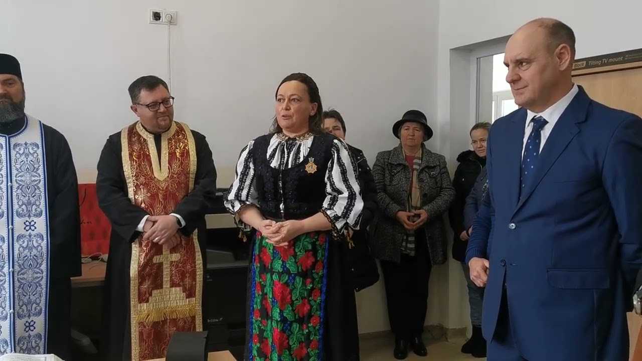 Monitorul de Făgăraș: Sfințirea școlii din Sâmbăta de Sus: primarul și directoarea școlii