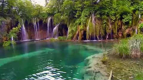 @9466, Laguna de agua cristalina con cascadas Efec...