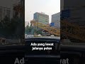 ada yang lewat jalannya pelan