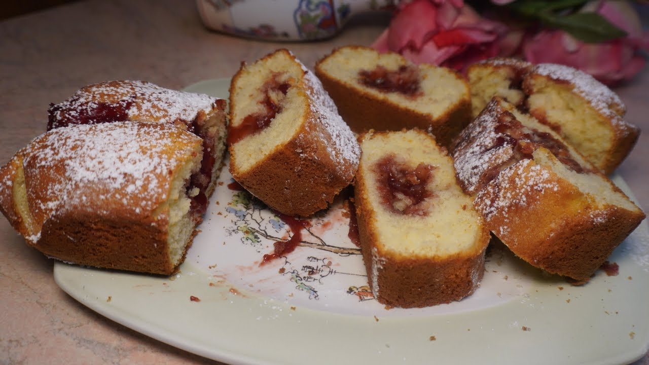 Dolce con fragole.  Невероятно вкусен кекс- сладкиш със сладко от ягоди.