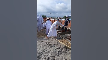 con gái đưa tiễn mẹ về cực lạc