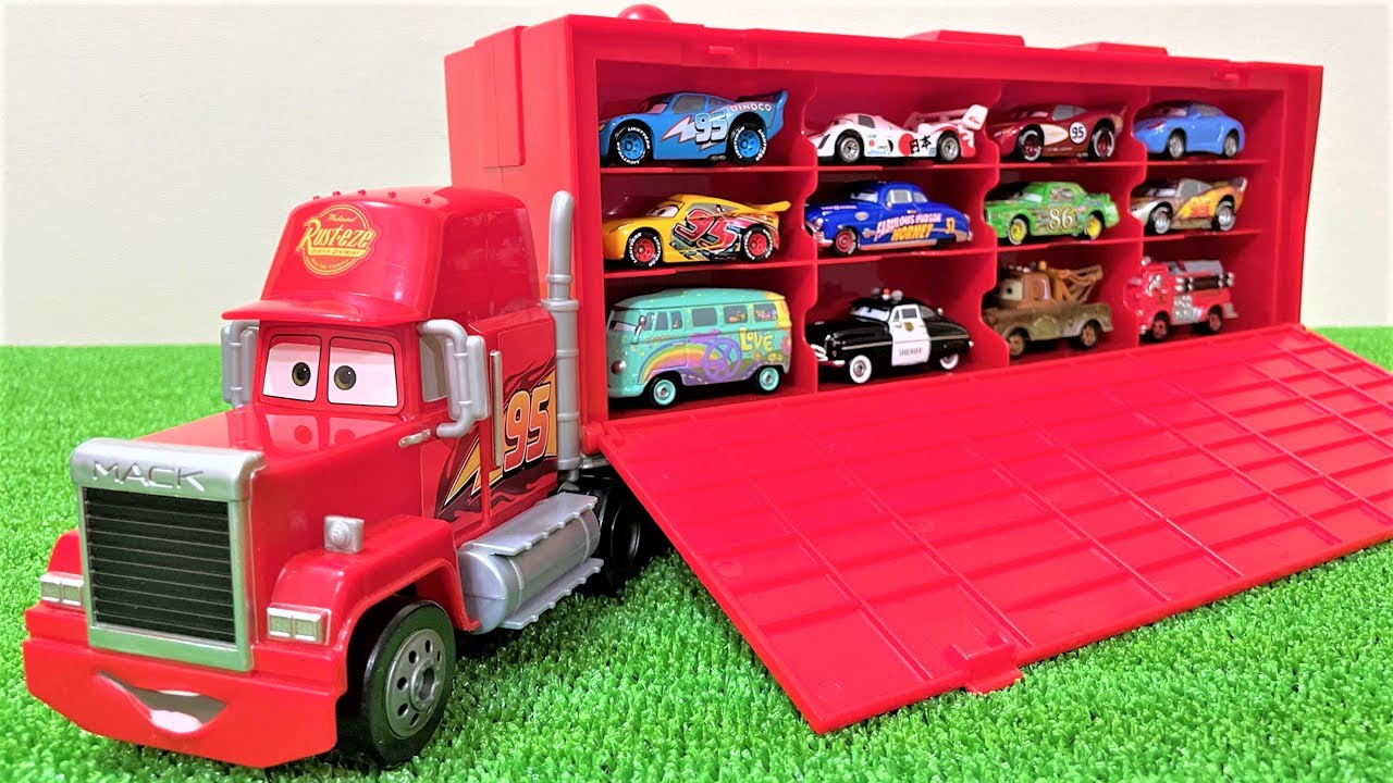 カーズのマックイーンたちのトミカをトレーラーマックが運ぶよ Cars