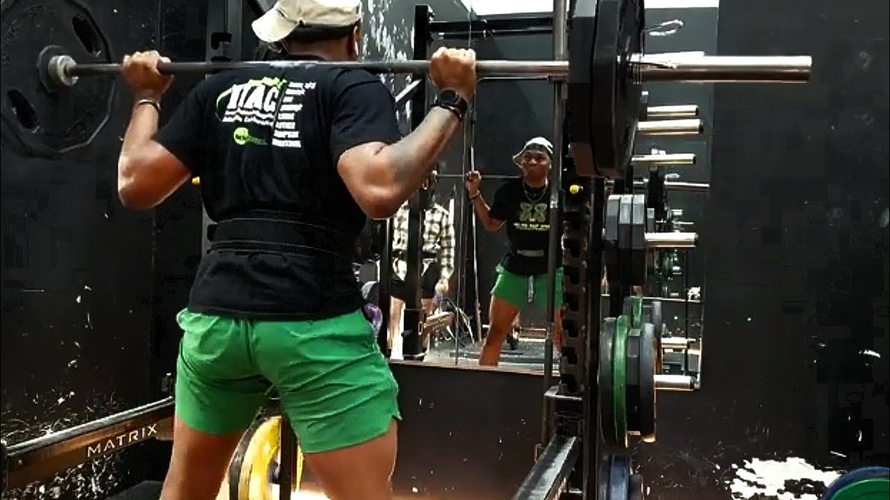 Leg day At Chicago Sports Center & Fitness Club 😤🦵🏾             📍Joliet 📍