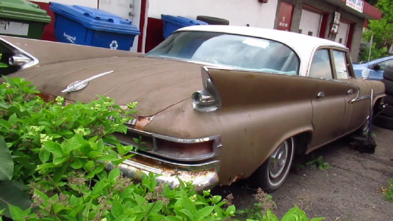 A '61 CHRYSLER WINDSOR SEDAN SEEN IN LONGUEUIL QC - JUNE 2020