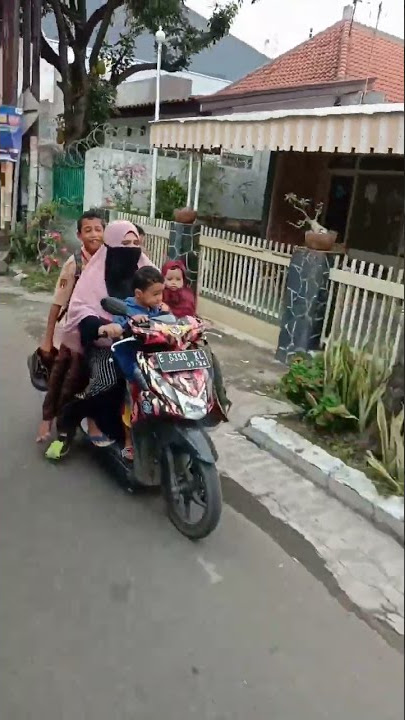 ibu ibu bawa motor boceng sekaligus 4 anak #shorts