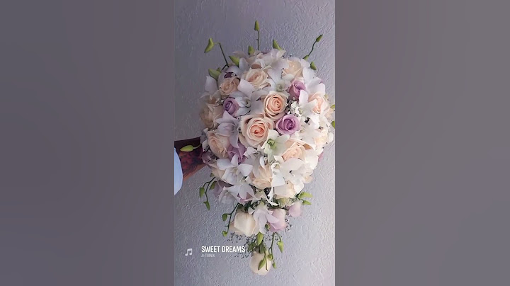 Ramo de novia natural en cascada con orquídeas, rosas y baby breath