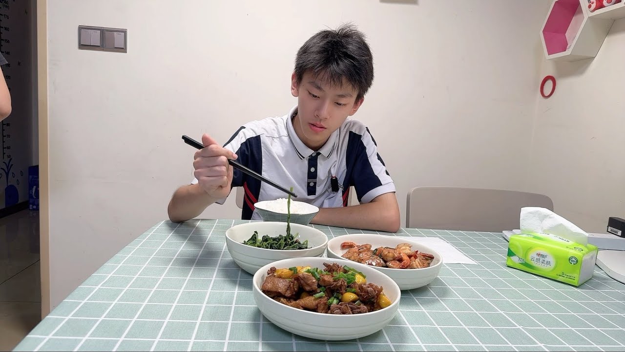 小周同学放学回家情绪低落，静静听他说就好