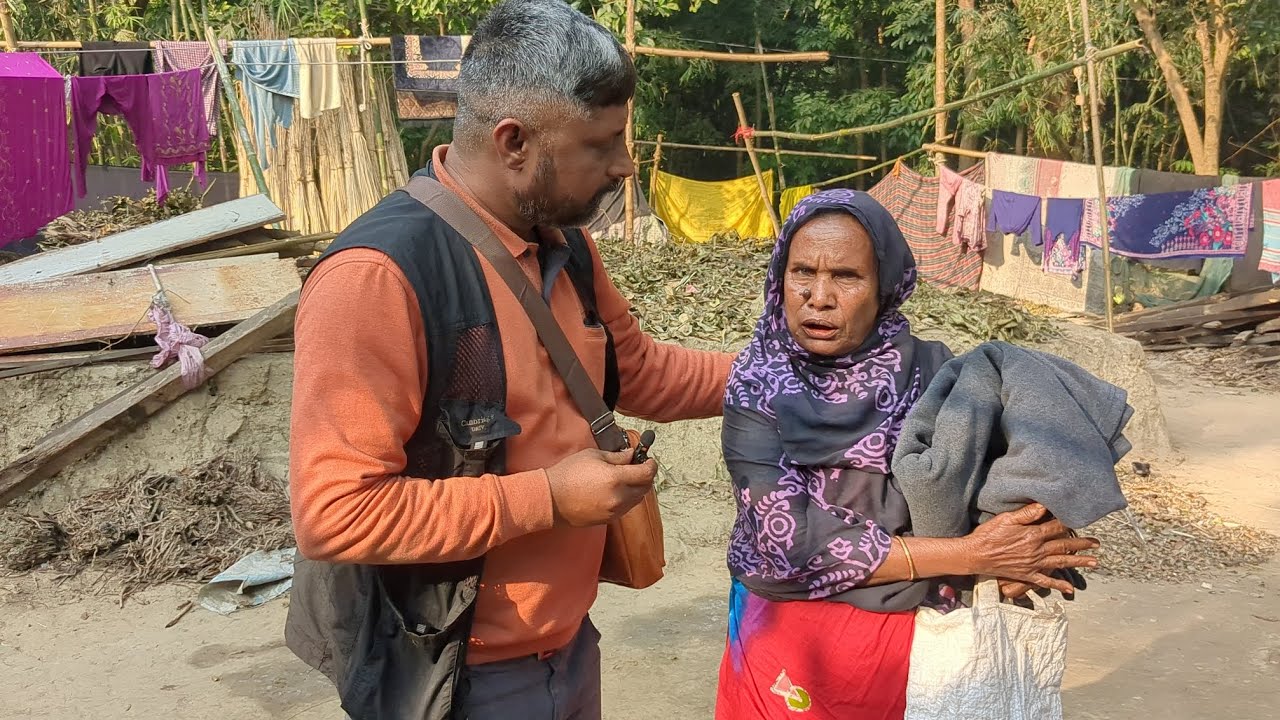 আবারো দুইজনকে কম্বল দেওয়া হল। 