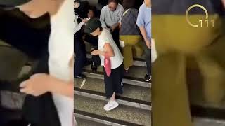 Mulheres Detêm Homem Flagrado Apalpando E Tirando Fotos Sem Consentimento Em Trem No Japão