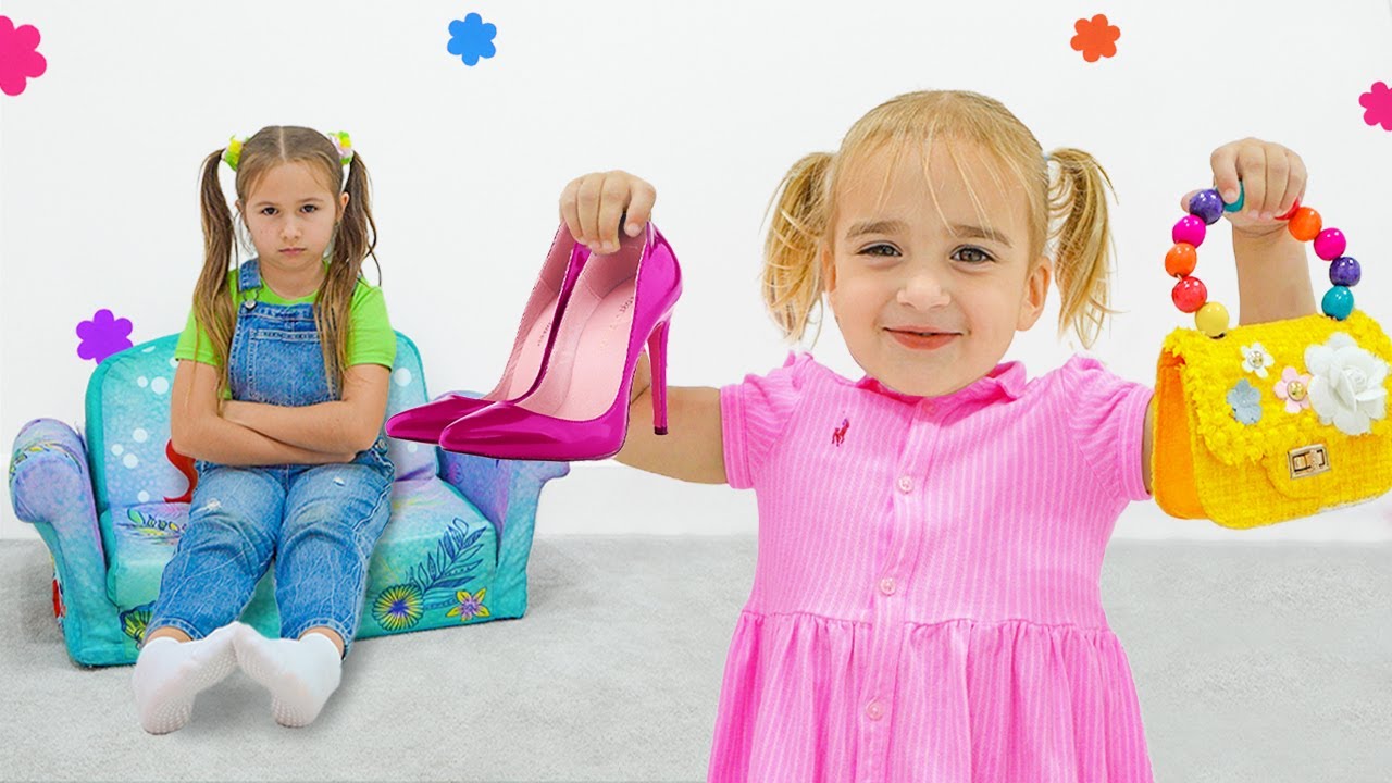 Алиса и Николь играют в переодевалки и обе хотят одинаковые платья.