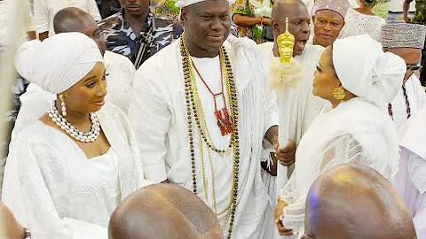 See How Ooni Of Ife's 4th & 1st Wife Go On Their Knees To Welcome Him To His Brother's Birthday