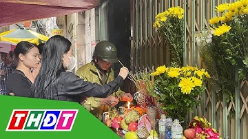 Người dân đội mưa tưởng niệm 56 nạn nhân vụ cháy chung cư mini ở Hà Nội | THDT