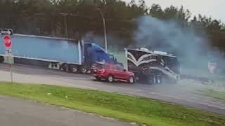 MOTORHOME PULLS OUT IN FRONT OF 18 WHEELER. Truck driver deserves an award. UNBELIEVEABLE OUTCOME!
