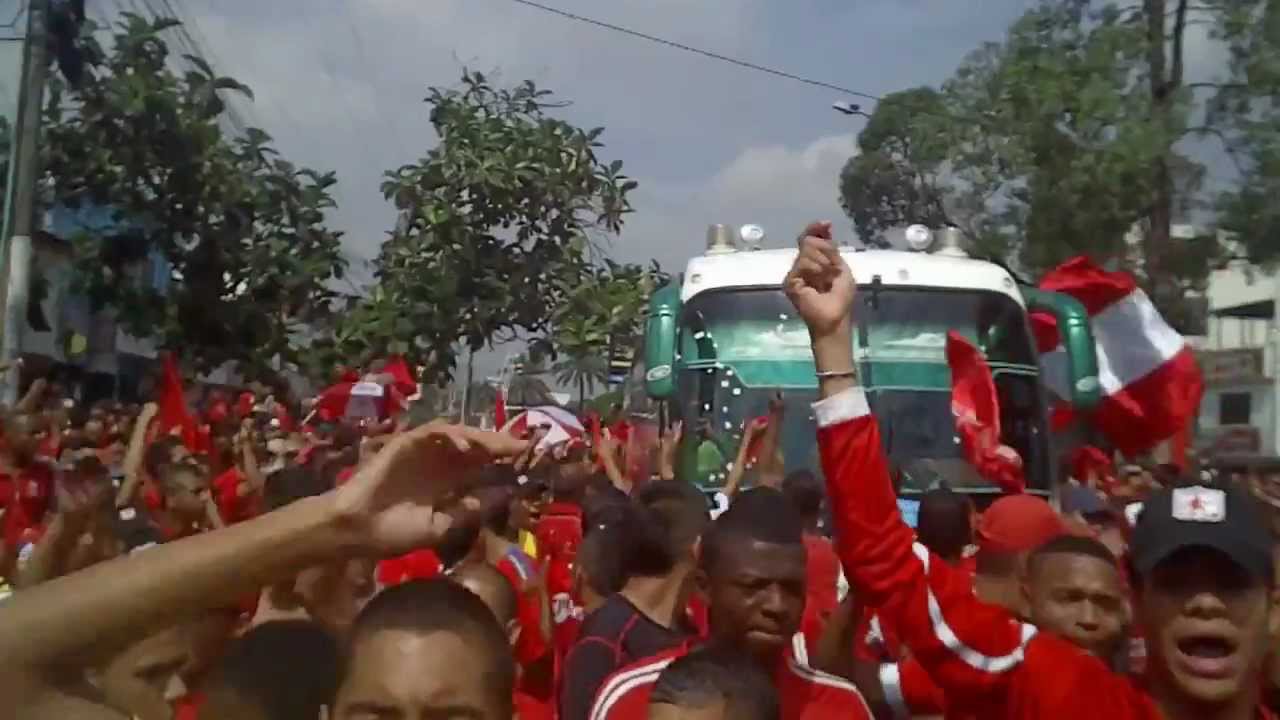 A LLEGADO TU HINCHADA QUE ALIENTA DONDE VALLAS LA QUE TOMA VINO Y NO LE IMPORTA NADA
