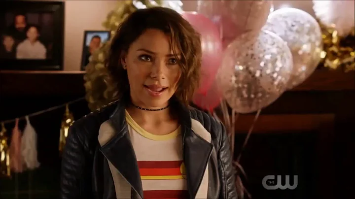 The Flash 5x01 Opening Scene - Nora, Barry and Iris' daughter from the future