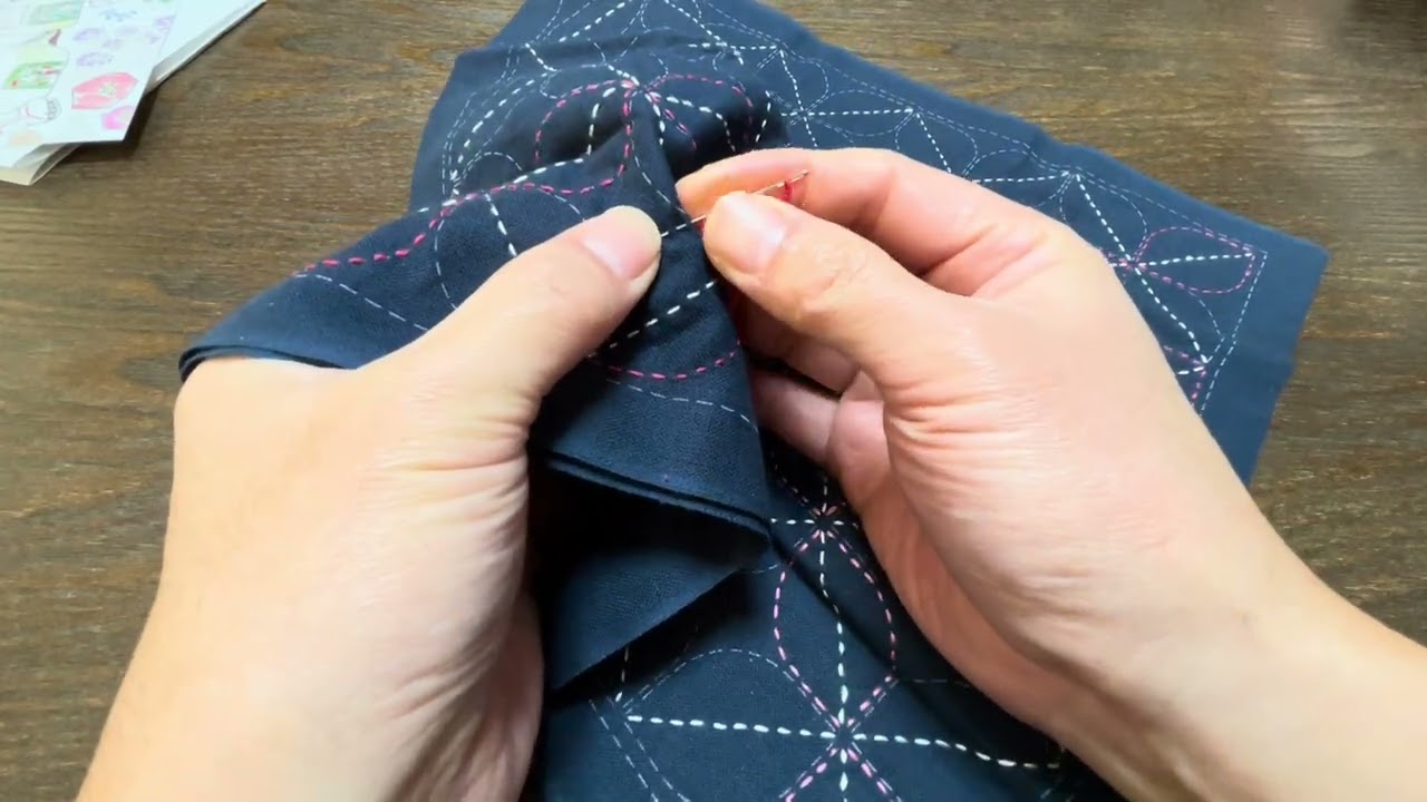 あ、面白いです！「ばけばけ」「ひらやすみ」に夢中な店主、東村アキコさん「ひまわりっ」「まるさんかくしかく」は、クセ強マンガで「濃い宮崎」たっぷり（47 後編）（花文47 刺し子花ふきん オリムパス）