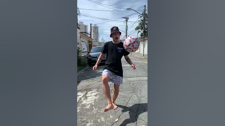 A BOLA FOI PRO TELHADO 🙊😱 #shorts