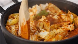 Mê Dak galbi nhưng bạn có biết món gà xào bắp cải này từng là món ăn của sinh viên nghèo xứ Hàn?