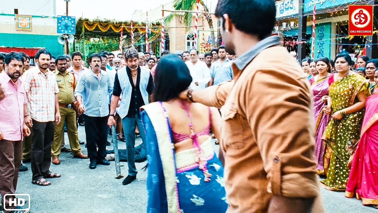 क्या यहाँ एक भी मर्द नहीं है जो मेरी इज्जत बचा सके फिर देखिये किया हुआ गुंडों ने सबके सामने लड़की की